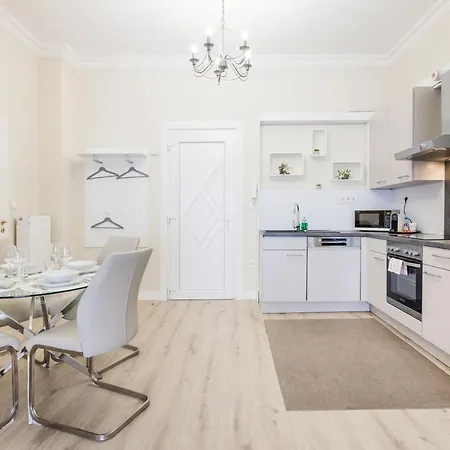 Apartment De Luxe 1-bedroom, 2-bathroom In The Center Budapest