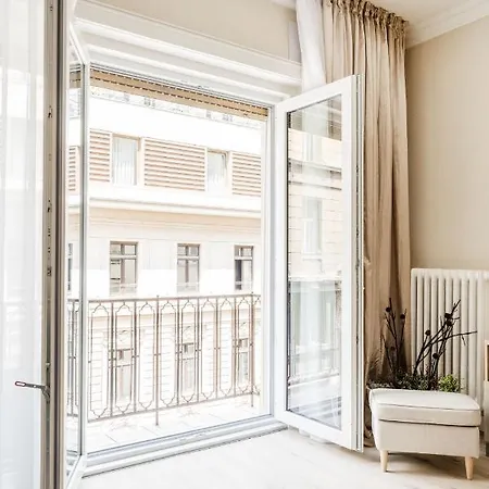 Apartment De Luxe 1-bedroom, 2-bathroom In The Center Budapest