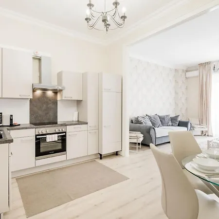De Luxe 1-bedroom, 2-bathroom In The Center *