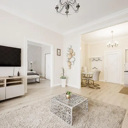Apartment De Luxe 1-bedroom, 2-bathroom In The Center Budapest