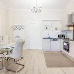 Apartment De Luxe 1-bedroom, 2-bathroom In The Center Budapest