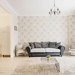 De Luxe 1-bedroom, 2-bathroom In The Center