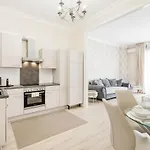 De Luxe 1-bedroom, 2-bathroom In The Center *