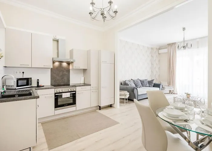 De Luxe 1-bedroom, 2-bathroom In The Center *
